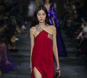 &bdquo;Valentino&ldquo; 2022 m. pavasario ir vasaros kolekcijos modelis