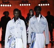 &bdquo;Tommy Hilfiger&ldquo; 2020 m. pavasario ir vasaros kolekcijos modelis