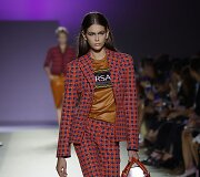&bdquo;Versace&ldquo; 2019 m. pavasario ir vasaros kolekcijos modelis