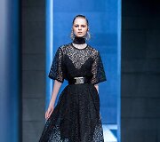 &bdquo;Elie Saab&ldquo; 2021&ndash;2022 m. rudens ir žiemos kolekcijos modelis