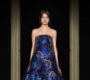 &bdquo;Giorgio Armani Priv&eacute;&ldquo; 2021 m. pavasario ir vasaros auk&scaron;tosios mados kolekcijos modelis