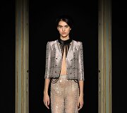 &bdquo;Giorgio Armani Priv&eacute;&ldquo; 2021 m. pavasario ir vasaros auk&scaron;tosios mados kolekcijos modelis