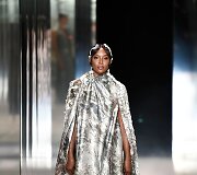 &bdquo;Fendi&ldquo; 2021 m. pavasario ir vasaros auk&scaron;tosios mados kolekcijos modelis: Naomi Campbell