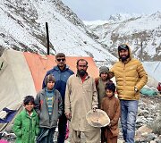 Vilius su vietiniais aukso ie&scaron;kotojais Pakistane