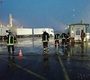Incidentas perkėloje &ndash; važiuodamas į keltą vilkikas užkliuvo už stulpelio, pradūrė kuro baką