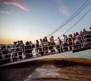 Migrantai i&scaron;lipa i&scaron; kelto, atplukdžiusio juos į Atėnus.