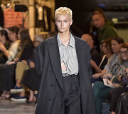 &bdquo;Vetements&ldquo; 2016 m. rudens-žiemos auk&scaron;tosios mados kolekcijos modelis