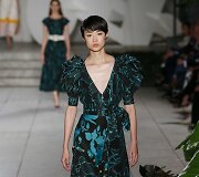 &bdquo;Carolina Herrera&ldquo; 2018 m. pavasario ir vasaros kolekcijos modelis