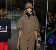 &bdquo;Sonia Rykiel&ldquo; 2019 m. pavasario ir vasaros kolekcijos modelis