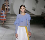 &bdquo;Carolina Herrera&ldquo; 2018 m. pavasario ir vasaros kolekcijos modelis