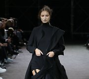 &bdquo;Yohji Yamamoto&ldquo; 2019 m. pavasario ir vasaros kolekcijos modelis