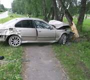 Paryčiais Ukmergėje girto jaunuolio BMW rėžėsi į medį