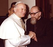 Rolando prosenelio Juozapo Pupinio sūnus kunigas Vincentas Pupinis su popiežiumi Jonu Pauliumi II