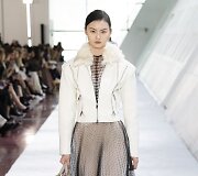 &bdquo;Giambattista Valli&ldquo; 2019&ndash;2020 m. rudens ir žiemos kolekcijos modelis