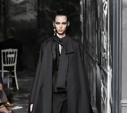 &bdquo;Christian Dior&ldquo; 2019&ndash;2020 m. rudens ir žiemos auk&scaron;tosios mados kolekcijos modelis