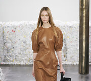 &bdquo;Gabriela Hearst&ldquo; 2020&ndash;2021 m. rudens ir žiemos kolekcijos modelis