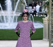 &bdquo;Chanel Haute Couture&ldquo; pavasario ir vasaros kolekcijos modelis 