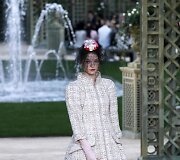 &bdquo;Chanel Haute Couture&ldquo; pavasario ir vasaros kolekcijos modelis 