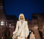 &bdquo;Fendi&ldquo; kolekcijos &bdquo;Romani&scaron;kumo au&scaron;ra&ldquo; modelis