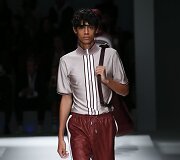 &bdquo;Hugo Boss&ldquo; 2019 m. pavasario ir vasaros kolekcijos modelis