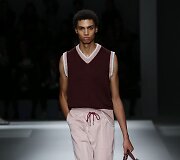 &bdquo;Hugo Boss&ldquo; 2019 m. pavasario ir vasaros kolekcijos modelis