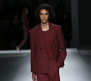 &bdquo;Hugo Boss&ldquo; 2019 m. pavasario ir vasaros kolekcijos modelis