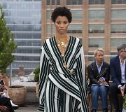 &bdquo;Oscar de la Renta&ldquo; 2019 m. pavasario ir vasaros kolekcijos modelis