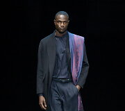 &bdquo;Giorgio Armani&ldquo; 2021&ndash;2022 m. rudens ir žiemos kolekcijos modelis