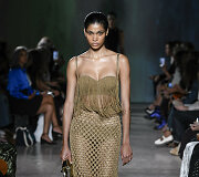 &bdquo;Proenza Schouler&ldquo; 2023 m. pavasario ir vasaros kolekcijos modelis