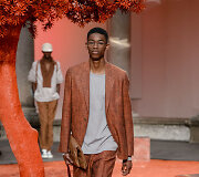 &bdquo;Ermenegildo Zegna&ldquo; 2018 m. pavasario-vasaros kolekcijos modelis 