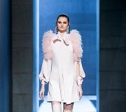 &bdquo;Elie Saab&ldquo; 2021&ndash;2022 m. rudens ir žiemos kolekcijos modelis