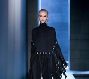 &bdquo;Elie Saab&ldquo; 2021&ndash;2022 m. rudens ir žiemos kolekcijos modelis