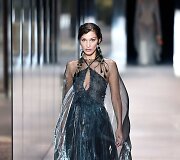 &bdquo;Fendi&ldquo; 2021 m. pavasario ir vasaros auk&scaron;tosios mados kolekcijos modelis: Bella Hadid