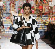 &bdquo;Dolce & Gabbana&ldquo; 2021 m. pavasario ir vasaros kolekcijos modelis