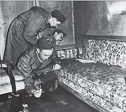 1945 m. birželį JAV tyrėjai prie sofos, ant kurios nusižudė A.Hitleris ir E.Braun