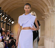 Victorios Beckham 2023 m. pavasario/vasaros kolekcija &bdquo;Ready to wear&ldquo; 