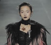 &bdquo;Rodarte&ldquo; 2016 m. rudens-žiemos kolekcijos modelis