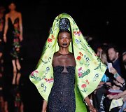 &bdquo;Schiaparelli&ldquo; 2019&ndash;2020 m. rudens ir žiemos auk&scaron;tosios mados kolekcijos modelis