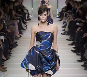 &bdquo;Giorgio Armani Priv&eacute;&ldquo; 2018 m. pavasario ir vasaros auk&scaron;tosios mados kolekcijos modelis