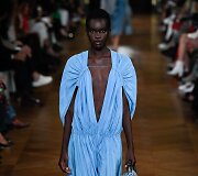 &bdquo;Stella McCartney&ldquo; 2020 m. pavasario ir vasaros kolekcijos modelis