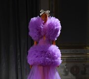 &bdquo;Giambattista Valli&ldquo; 2019&ndash;2020 m. rudens ir žiemos auk&scaron;tosios mados kolekcijos modelis