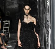 &bdquo;Christian Dior&ldquo; 2019&ndash;2020 m. rudens ir žiemos auk&scaron;tosios mados kolekcijos modelis