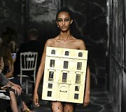 &bdquo;Christian Dior&ldquo; 2019&ndash;2020 m. rudens ir žiemos auk&scaron;tosios mados kolekcijos modelis