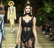 &bdquo;Dolce & Gabbana&ldquo; 2020 m. pavasario ir vasaros kolekcijos modelis