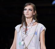&bdquo;Emporio Armani&ldquo; 2018 m. pavasario ir vasaros kolekcijos modelis