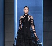 &bdquo;Elie Saab&ldquo; 2021&ndash;2022 m. rudens ir žiemos kolekcijos modelis
