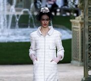 &bdquo;Chanel Haute Couture&ldquo; pavasario ir vasaros kolekcijos modelis 