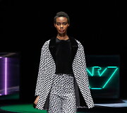 &bdquo;Emporio Armani&ldquo; 2021&ndash;2022 m. rudens ir žiemos kolekcijos modelis