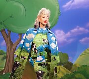 &bdquo;Moschino&ldquo; 2021&ndash;2022 m. rudens ir žiemos kolekcijos modelis