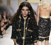 &bdquo;Chanel&ldquo; 2022 m. pavasario ir vasaros kolekcijos modelis